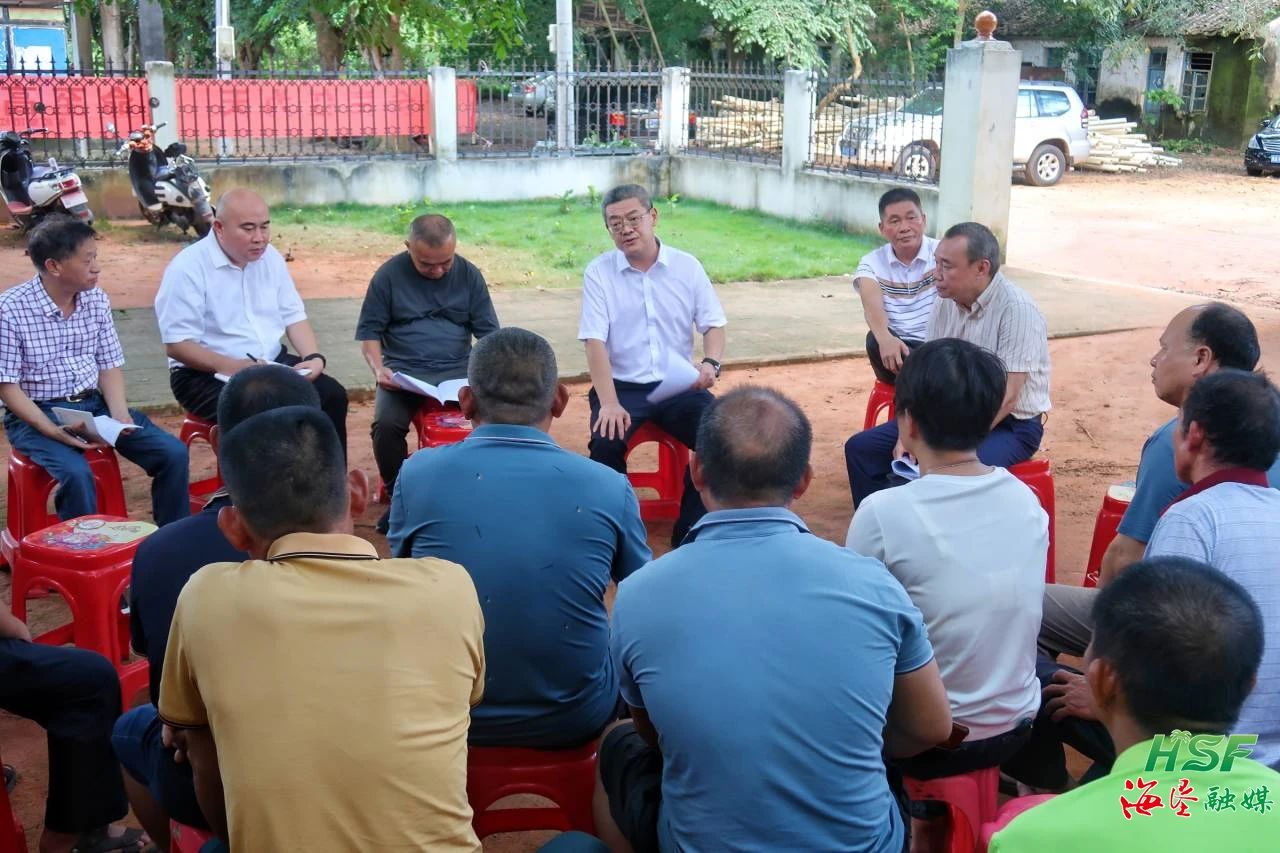 艾轶伦一行人在天角潭水利枢纽工程垦区移民安设点（西联农场南园幼区）走访调研