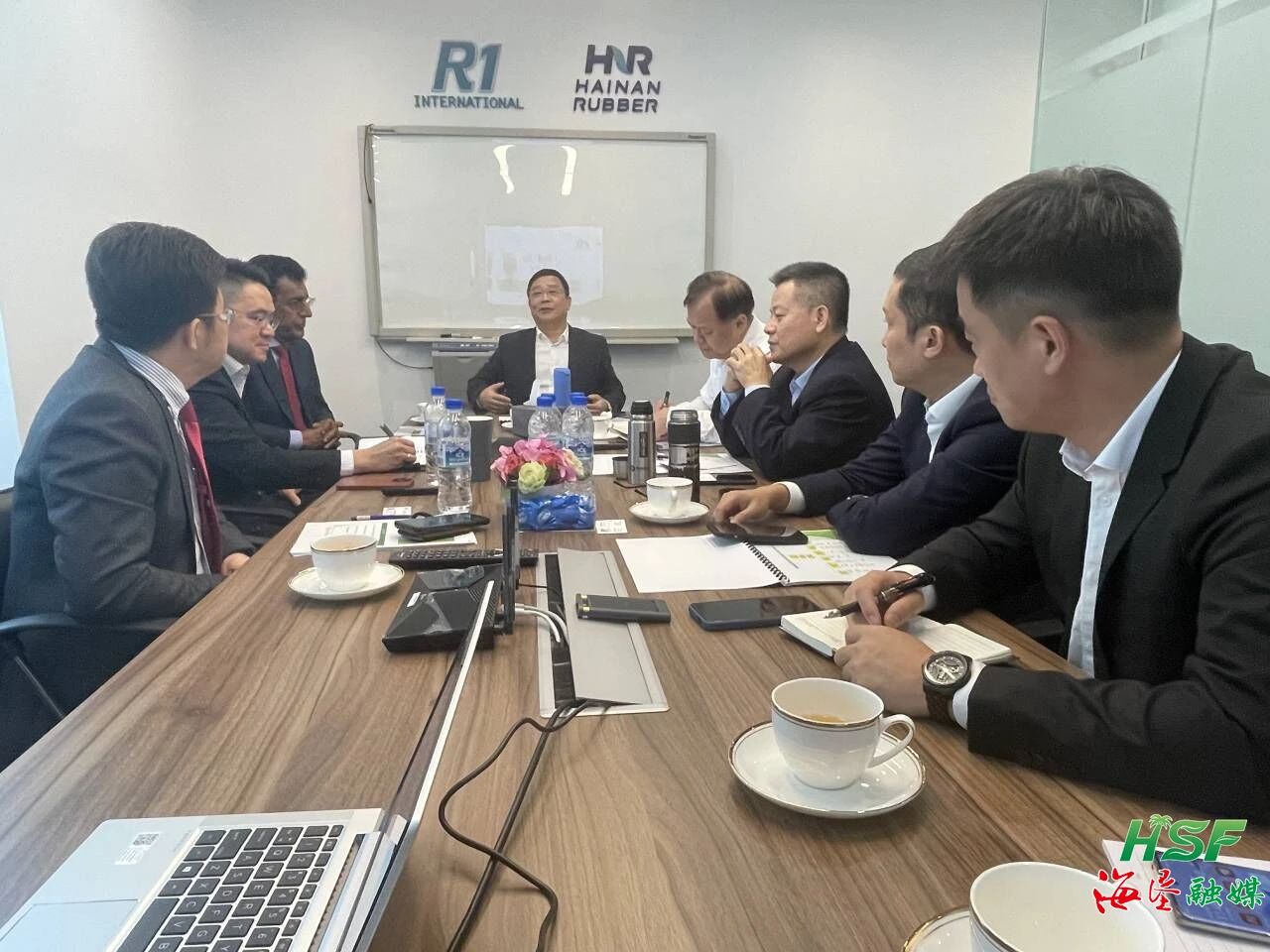 包洪文一行与R1公司座谈互换。